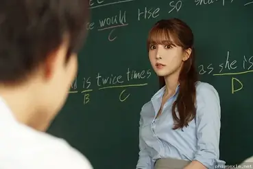 Hubungan Cinta yang Indah dengan Guru Wanita yang Menawan
