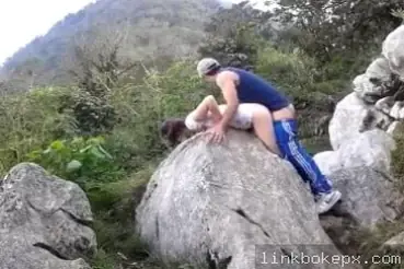 Ngintip ABG Ngewe Di Bukit Sampe Memek Muncrat Ke Rumput